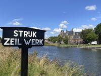 904882 Afbeelding van het bordje strijk zeil werk (strijk zeilwerk) langs het Merwedekanaal te Utrecht, kort voor de ...